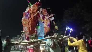 কৃষ্ণনগর ১: পুলিশ প্রশাসনের কড়া নিরাপত্তা ব্যবস্থার মধ্য দিয়ে কৃষ্ণনগরে ক্লাব ও বারোয়ারী গুলির কার্তিক ঠাকুরের বিসর্জন পর্ব