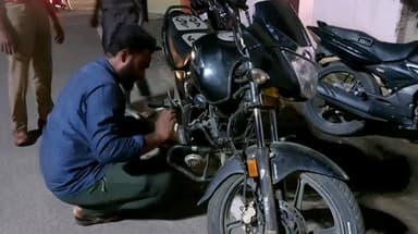 புதுக்கோட்டை: ஜீவா நகரில் இருசக்கர வாகனத்தில் சைலன்சரை மாற்றி அமைத்து பொதுமக்களுக்கு இடையூறு கொடுத்த வகையில் ஒட்டிய வாகனம் பறிமுதல் ஆய்வாளர் அழகர் நடவடிக்கை