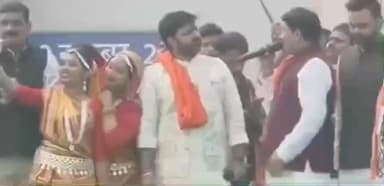 पटना ग्रामीण: गांधी मैदान में मनोज तिवारी और पवन सिंह ने गाया गाना 'हां हम बिहारी हैं जी', खूब लहराया गमछा