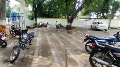 रावेर: सावदा मुक्ताईनगर रोडवर पोलीस ठाण्याच्या समोर गोवंश वाहतूक करणारे वाहन पकडले, सावदा पोलिसात दोघांविरुद्ध गुन्हा दाखल