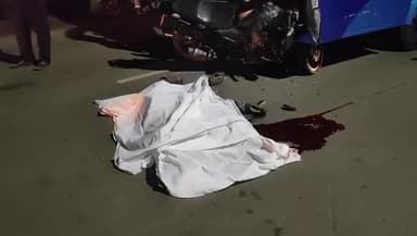 பரமக்குடி: காட்டுபரமக்குடி அருகே ஒரே டூவீலரில் சென்ற மூன்று இளைஞர்கள், தனியார் பேருந்து மீது மோதியதில் ஒருவர் உயிரிழப்பு.