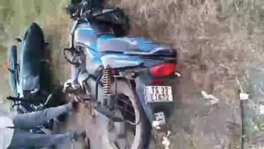 అయిజ: సంకాపురం గ్రామ సమీపంలో ప్రధాన రహదారిపై రెండు ద్విచక్ర వాహనాలు డీ. ...ఇద్దరు వ్యక్తులకు గాయాలు