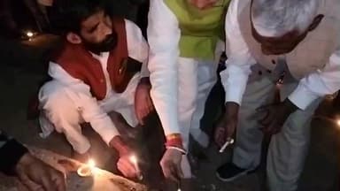 गरौठा: गुरसराय में लक्ष्मीबाई की जन्म जयंती पर 1101 दीपों से जगमगा उठा बड़ी माता मंदिर तालाब परिसर