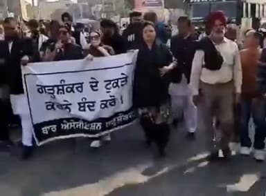 ਹੁਸ਼ਿਆਰਪੁਰ: ਗੜਸ਼ੰਕਰ ਵਿੱ ਵੱਖ ਸਿਆਸੀ ਜਮਾਤਾਂ ਨੇ ਕੀਤਾ ਸਰਕਾਰ ਖਿਲਾਫ ਰੋਸ ਪ੍ਰਦਰਸ਼ਨ, ਨਵਾਂ ਜ਼ਿਲਾ ਬਣਾਉਣ ਲਈ ਗੜਸ਼ੰਕਰ ਨੂੰ ਨਾ ਸ਼ਾਮਿਲ ਕਰਨ ਲਈ ਕਿਹਾ