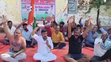 सुपौल: गढ़ बरूआरी रेलवे स्टेशन पर सात सूत्री मांगों को लेकर जोरदार विरोध प्रदर्शन, रेल मंत्री पर साधा निशाना