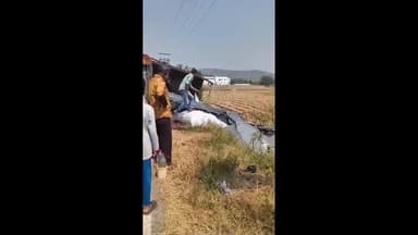 ಸಂಡೂರು: ತಾಲ್ಲೂಕಿನ ಹಳೇ ದರೋಜಿಯಲ್ಲಿ ಲಾರಿ ಪಲ್ಟಿ : ಸಾಮಗ್ರಿಗಳು ರಸ್ತೆಗೆ ಬಿದ್ದು ಚೆಲ್ಲಪಿಲ್ಲಿ