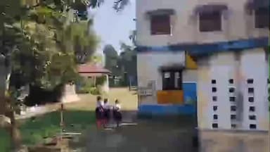 নাকাশিপাড়া: নাওভাঙ্গায় টোটো করে স্কুলে আসার পথে ট্রাক্টারে ধাক্কায় গুরুতর আহত স্কুলের ছাত্র বীরপুরের অরীক ঘোষ ঘটনাস্থলে পুলিশ