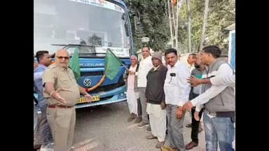 જાંબુઘોડા: જાંબુઘોડા પોયલી નવીન બસને જિલ્લા ભાજપ પ્રમુખ મયકકુમાર દેસાઈ દ્વારા લીલીઝંડી બતાવીને પ્રસ્થાન કરાવ્યું