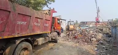 गोरखपुर: शहीद शिव सिंह छेत्री की मूर्ति के पास सड़क पर कूड़ा फेंककर आग लगाई, नगर निगम ने लिया तत्काल एक्शन