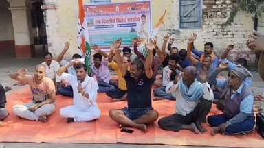 सुपौल: युवा कांग्रेस सुपौल ने गढ़ बरूआरी रेलवे स्टेशन पर वैशाली ट्रेन के स्टॉपेज की मांग को लेकर किया प्रदर्शन