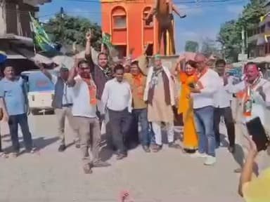 बहादुरगंज: बहादुरगंज के झांसी रानी चौक में एनडीए कार्यकर्ताओं ने मुख्यमंत्री नीतीश कुमार के 10वीं बार शपथ लेने पर मनाया जश्न