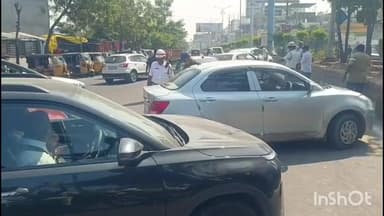 కరీంనగర్: తెలంగాణ చౌక్ లో ట్రాఫిక్ పోలీసుల వాహన తనిఖీలు, భారీగా పట్టుబడిన భారీ ట్రాఫిక్ చలాన్లు ఉన్న కార్లు.