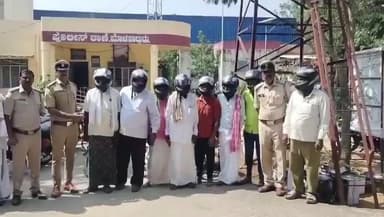 ಮೊಳಕಾಲ್ಮುರು: ಪಟ್ಟಣದ ಪೊಲೀಸ್ ಠಾಣೆಯಿಂದ ದಂಡದ ಬದಲಿಗೆ ಬೈಕ್ ಸವಾರರಿಗೆ ಹೆಲ್ಮೆಟ್ ನೀಡುವ ವಿನೂತನ ಕಾರ್ಯಕ್ರಮ