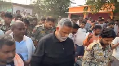 मकेर: झरिया में युवक की हत्या पर मकेर के रेवा घाट पहुँचे सांसद पप्पू यादव, परिजनों से की मुलाक़ात