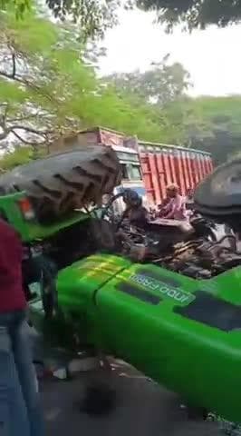 बदायूं: दहेमी गांव के निकट ट्रक ने ट्रैक्टर ट्राली में मारी टक्कर, ट्रैक्टर-ट्राली पलटी, एक युवक घायल हुआ