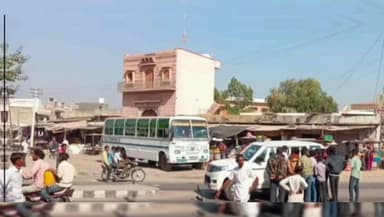 सिणधरी: सिणधरी उपखंड अधिकारी समंदर सिंह ने मुख्य बाजार का निरीक्षण किया, सड़क पर अवैध रूप से खड़ी बसें मिलीं