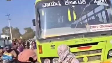 ಕೊಪ್ಪಳ: ಬಸಾಪುರದಲ್ಲಿ ಬಸ್ ಸೌಲಬ್ಯಕ್ಕೆ ಒತ್ತಾಯಿಸಿ ಏಕಾಏಕಿ ವಿದ್ಯಾರ್ಥಿಗಳ ಪ್ರತಿಭಟನೆ ಮಾಡಿದ ಘಟನೆ ಇಂದು ನಡೆಯಿತು