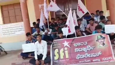 ಹಾವೇರಿ: ನಗರದ ವಸತಿ ನಿಲಯದ ಮುಂದೆ ವಿದ್ಯಾರ್ಥಿಗಳ ಪ್ರತಿಭಟನೆ