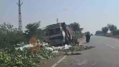 नागौर: नागौर-बीकानेर रोड़ पर केले से भरा ट्रक हुआ दुर्घटनाग्रस्त