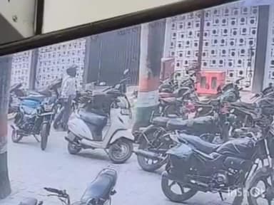 गोरखपुर: बीआरडी मेडिकल कॉलेज परिसर में खड़ी बाइक चोरी का सीसीटीवी फुटेज आया सामने, गुलरिहा पुलिस जांच पड़ताल में जुटी