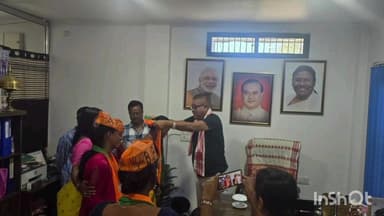 চাবুৱা: চাবুৱাৰ বিধায়ক কাৰ্যালয়ত বিধায়ক বিনোদ হাজৰিকাৰ উপস্থিতিত অনুষ্ঠিত হ'ল বিজেপিৰ যোগদান কাৰ্যসূচী