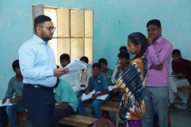 నాగారం: నాగారం మండల కేంద్రంలోని జడ్పీ హెచ్ ఎస్, ప్రాధమిక ఆరోగ్య కేంద్రం, ధాన్యం కొనుగోలు కేంద్రాలను సందర్శించిన కలెక్టర్ తేజస్