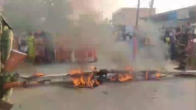 अरियरी: ककराड़ गांव में पंचायत भवन निर्माण को लेकर सड़क जाम, ग्रामीणों का जोरदार विरोध प्रदर्शन