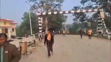 करनैलगंज: नरायनपुर मांझा रेलवे क्रॉसिंग पर बड़ा हादसा टला, LPG गैस से लदा ट्रक फँसने से मचा हड़कंप