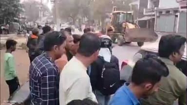 गोंडा: धानेपुर में टेंपो और कार की आमने-सामने भिड़ंत, बड़ा हादसा टल गया