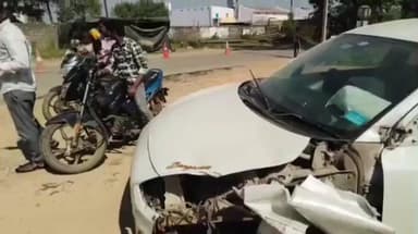 ఎల్లారెడ్డి: అంబేద్కర్ చౌరస్తా సమీపంలో డీసీఎం ను ఢీకొన్న కారు, డ్రైవర్ కు స్వల్ప గాయాలు, కేసు నమోదు చేసిన, ఎస్ఐ మహేష్