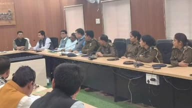 डुमरा: सीतामढ़ी में डीएम रिची पांडेय सड़क सुरक्षा पर सख्त, नाबालिग ऑटो चालकों पर अभियान चलाने के निर्देश