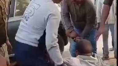 पट्टी: कोठियाही रतनमई में सरेराह पुलिस ने युवक को पीटा, हालत गंभीर, सोशल मीडिया पर हुआ वीडियो वायरल