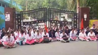 करछना: दादूपुर के कर्मा नर्सिंग एंड पैरामेडिकल के छात्रों ने डीएम प्रयागराज कार्यालय का किया घेराव, 15 दिन में कार्रवाई का आश्वासन मिला