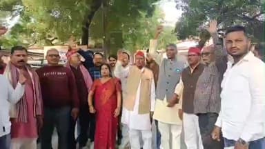 मिर्ज़ापुर: समाचार पत्रिका में मुलायम सिंह यादव के बारे में अभद्र समाचार छपने पर सपा के कार्यकर्ताओं ने कलेक्ट्रेट में पत्रिका जलाया