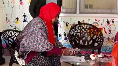 जशपुर: कलेक्टर ने अपना गणना पत्र बीएलओ से कराया सत्यापन, मतदाताओं से की अपील- मतदाता सूची में अपने नाम का सत्यापन अवश्य कराएं