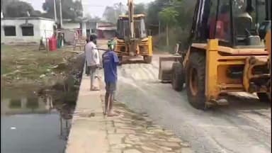मड़िहान: राजगढ़ के प्रसिद्ध कजरहवा मेले के जर्जर रास्ते को समाजसेवी सुजीत पटेल ने गिट्टी भस्सी गिरवाकर बनवाया