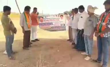 ఇటిక్యాల: కొండేరు గ్రామంలో వరి ధాన్యం కొనుగోలు కేంద్రాన్ని సందర్శించిన బీజేపీ నేతలు