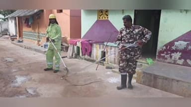 திருச்சுழி: நரிக்குடி பகுதியில் வீட்டிற்குள் இருந்த ஆறடி நீளம் உள்ள சாரைப்பாம்பை லாபகமாக பிடித்த தீயணைப்பு துறை