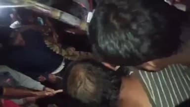 ಚಿಕ್ಕೋಡಿ: ಯಡೂರವಾಡಿ ಗ್ರಾಮದಲ್ಲಿ ಜೀವಂತ ಮೊಸಳೆ ಹಿಡಿದು ಅರಣ್ಯ ಇಲಾಖೆಗೆ ಒಪ್ಪಿಸಿದ ಗ್ರಾಮಸ್ಥರು