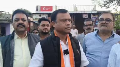 तोकापाल: परपा में पीसीसी चीफ दीपक बैज ने SIR को लेकर किया डोर टू डोर जनसंपर्क, ग्रामीणों को दी जानकारी