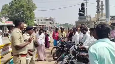 ಚಳ್ಳಕೆರೆ: ಸಂಚಾರಿ ನಿಯಮಗಳು ಹಾಗೂ ಹೆಲ್ಮೆಟ್ ಬಗ್ಗೆ ನಾಯಕನಹಟ್ಟಿ ಪಟ್ಟಣದಲ್ಲಿ ಜಾಗೃತಿ ಮೂಡಿಸಿದ ಪಿಎಸ್ ಐ ಪಾಂಡುರಂಗಪ್ಪ