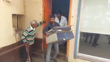 झांसी: इलाइट टॉकीज के बगल में बने मकान को कोर्ट के आदेश पर पुलिस ने कराया खाली, मालिक और किराएदार के बीच चल रहा था मुकदमा