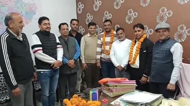 नीम का थाना: नीमकाथाना में एसआईआर में शत प्रतिशत कार्य करने पर दो बीएलओ का किया गया सम्मान