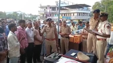 ಚಿತ್ರದುರ್ಗ: ನಗರದ ಮದಕರಿ ವೃತ್ತದಲ್ಲಿ ಸಂಚಾರಿ ನಿಯಮಗಳ ಅರಿವು ಕಾರ್ಯಕ್ರಮ