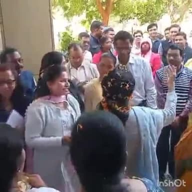 बालोद: राष्ट्रपति से सम्मानित होकर बालोद लौटने पर अधिकारी-कर्मचारियों ने कलेक्टर श्रीमती दिव्या उमेश मिश्रा का स्वागत किया