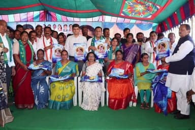 భిక్కనూర్: భిక్కనూరు మార్కెట్ యార్డులో, లాంఛనంగా మంత్రి సీతక్క చేతుల మీదుగా చీరల పంపిణీ, ప్రతి మహిళ ఆనందంగా పండగను జరుపుకోవాలి