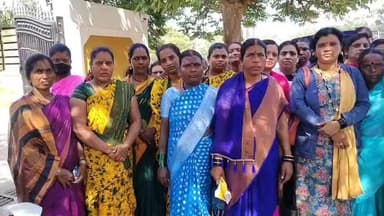 ಅಥಣಿ: ಗ್ರಾಮ ಪಂಚಾಯಿತಿ ನೌಕರರ ಬೇಡಿಕೆಗಳನ್ನ ಸರ್ಕಾರ ಈಡೇರಿಸಬೇಕು:ಪಟ್ಟಣದಲ್ಲಿ ರಾಜ್ಯ ಸರ್ಕಾರಕ್ಕೆ ನೌಕಕರಿಂದ ಆಗ್ರಹ