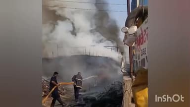 અડાજણ: સુરતના ઉમરા - વેલંજામાં પતરાંના શેડમાં બનાવેલાં ગોડાઉન-દુકાનમાં ભીષણ આગ; આજુબાજુની દુકાનો પણ ઝપેટમાં