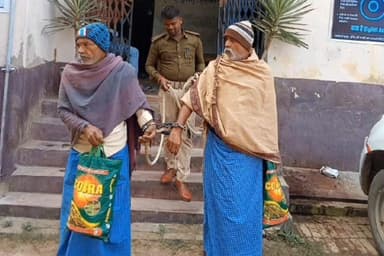 हलसी: बरहरा गांव से हलसी थाना पुलिस ने दो इश्तियारी वारंटियों को किया गिरफ्तार, पेशी के लिए लखीसराय कोर्ट भेजा