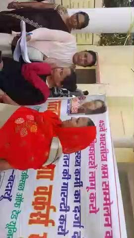 सहसवान सरकारी अस्पताल में आंगनबाड़ी महिलाओं ने किया धरना प्रदर्शन